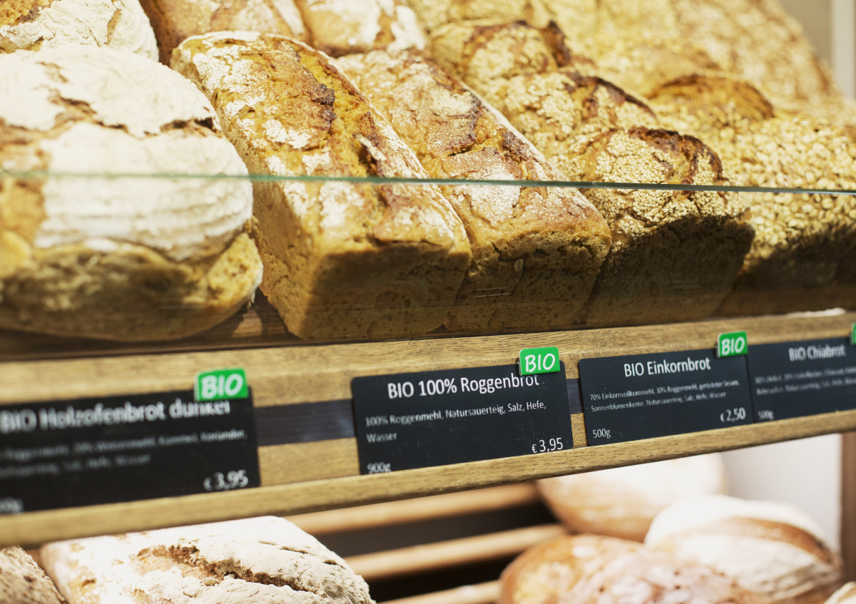 In einer Auslage sind verschiedene Brote in Bioqualität zu sehen