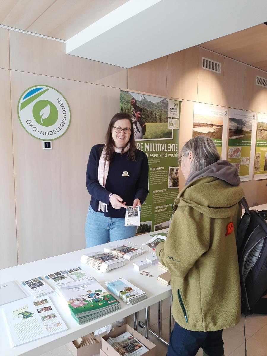 Veronika Stanglmayr am Stand der ÖMR