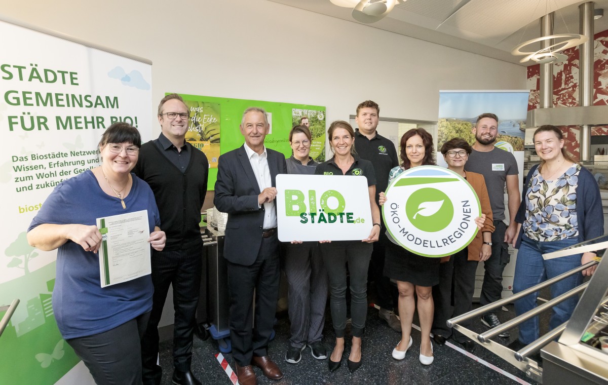 Bürgermeister Ludwig Artinger, das Team der Öko-Modellregion,  die Küchenverantwortlichen der Stadtkantine und Frau Hahn von der Sanddorfstiftung bei der Zertifikatsübergabe.