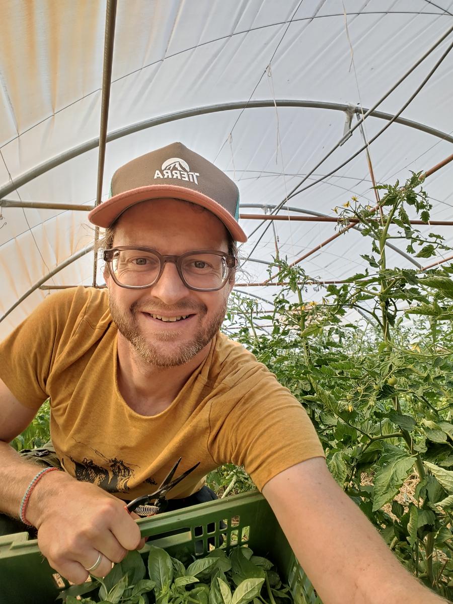 Selfie eines Mannes im Gewächshaus