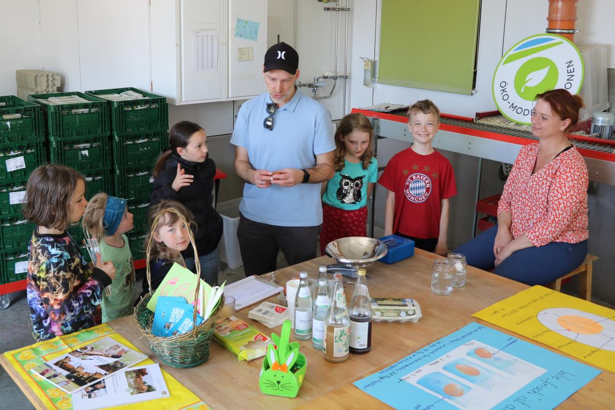 Kinder machen Experimente zum Thema Ei