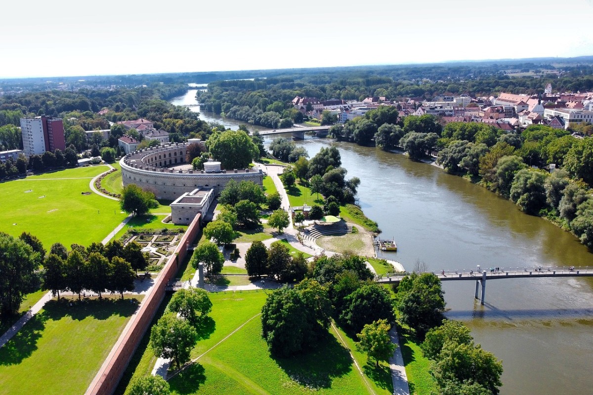 Luftbild von Ingolstadt über Donau und Klenzepark, im Hintergrund rechts die Altstadt