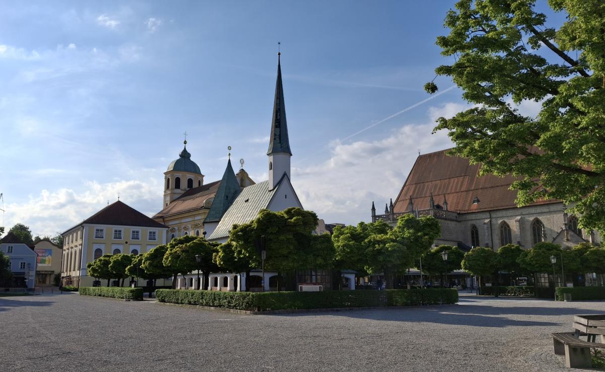 Platz mit Gnadenkapelle, schönes Wetter, bewölkt