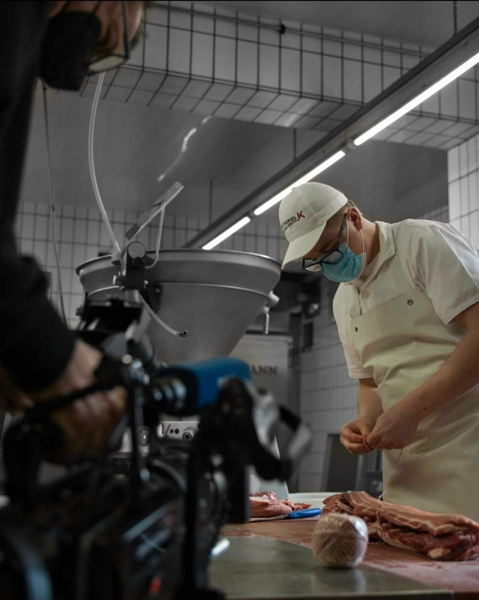 Ein Metzger wird bei der Verarbeitung von Fleisch gefilmt