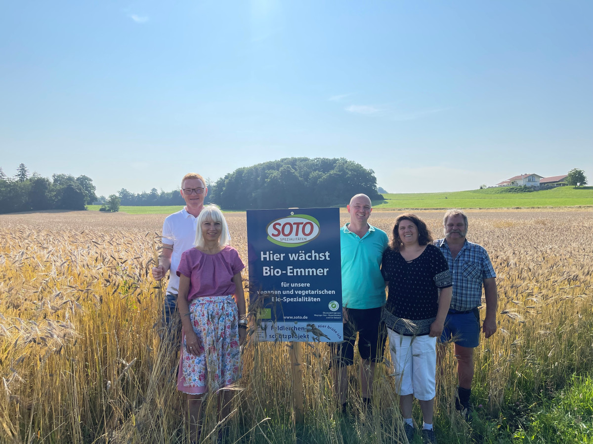Beste bayerische Bio-Qualität: Das versprechen die Landwirte vor Ort. Von links: Thomas Schernthaner und Geschäftsführerin Maria Schramm (SoTo), Wolfgang und Ingrid Aicher, Sepp Probst (Biolandwirte);
