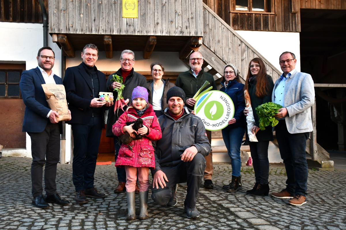 Freuen sich auf die nächsten Projekte der Öko-Modellregion: Die ILE-Bürgermeister Stephan Gawlik (Fürstenstein), Josef Hasenöhrl (Büchlberg) und Georg Hatzesberger (Aicha v.Wald), Öko-Modellregionsmanagerin Pia Auberger, ILE-Bürgermeister Rudolf Müller (Ruderting), Katrin Dankesreiter vom Getreidehandel Dankesreiter, Katrin Meyer, Betreuerin der Öko-Modellregionen am Amt für Ländliche Entwicklung Niederbayern, und ILE-Bürgermeister Christian Fürst (Tiefenbach)