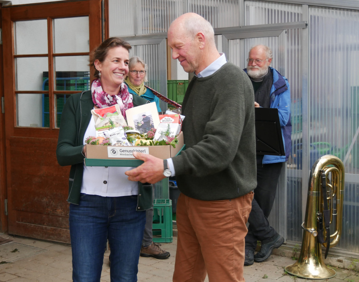 Geschenk mit Mann und Frau