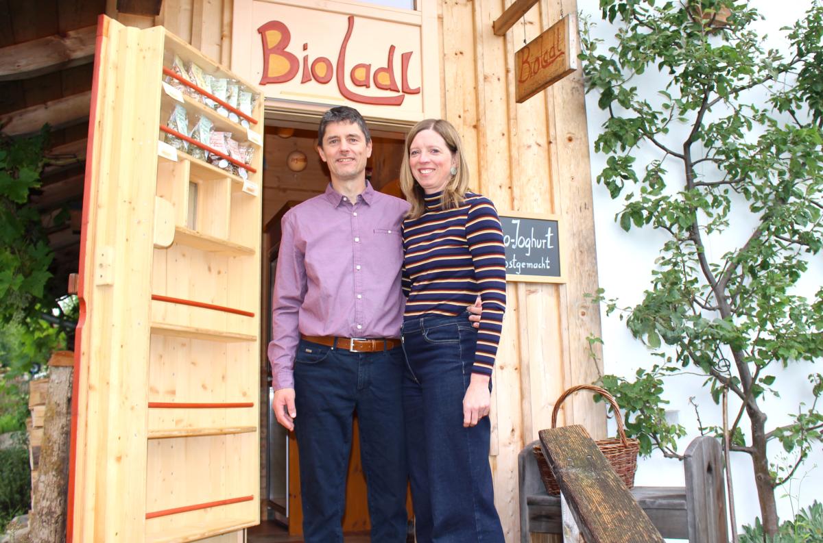 Thomas und Julia Netter vor ihrem Bioladl.