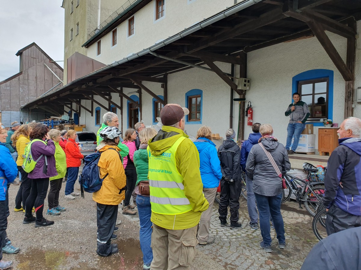 Besuch der Surmühle in Oberteisendorf während der Bio-Genussradltour 2023