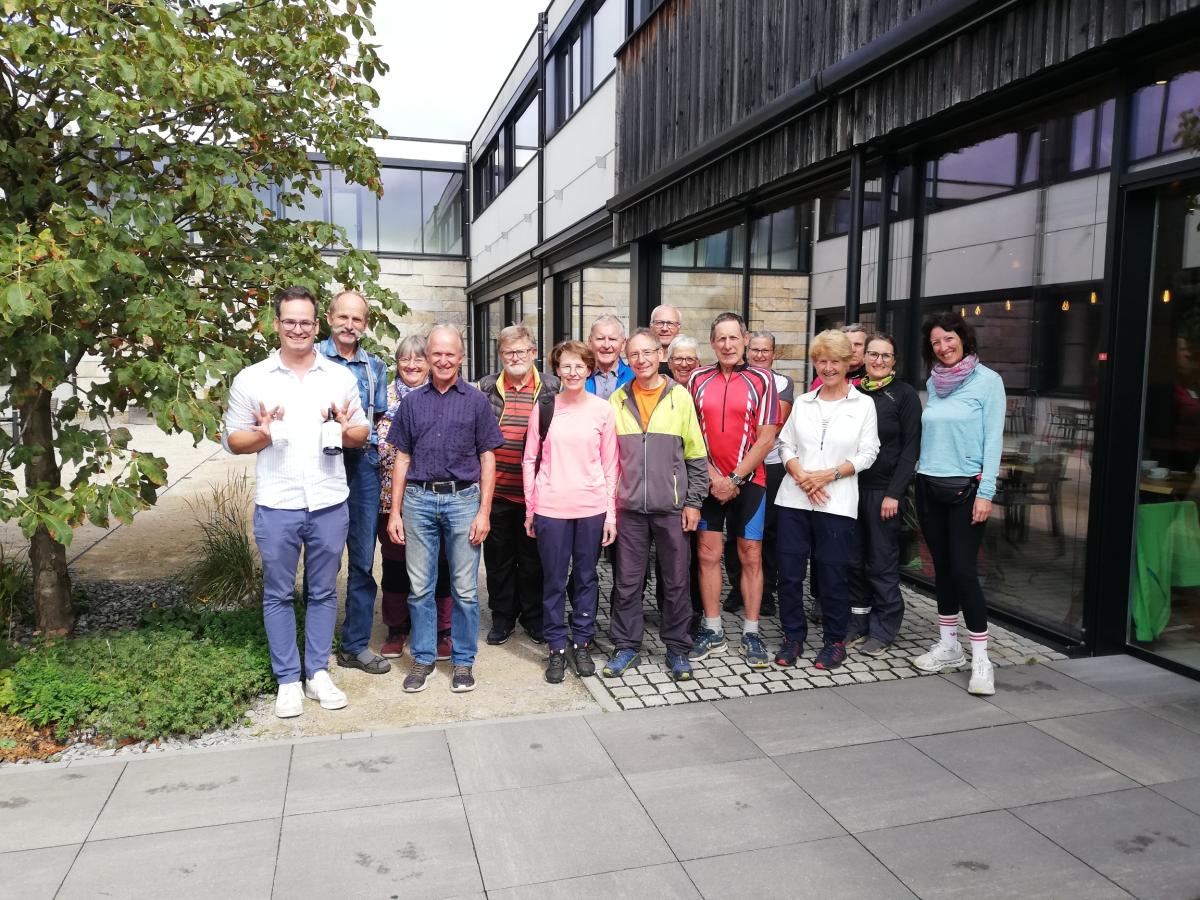 Die fleißigen Radler:innen beim Zwischestopp bei der Biobäckerei Wagner am Zugsberg