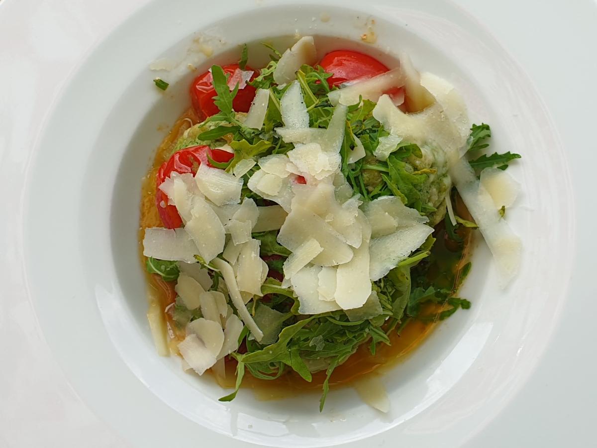 Leckerer Teller mit Ruccola, Tomaten, Spinatknödel, Käse