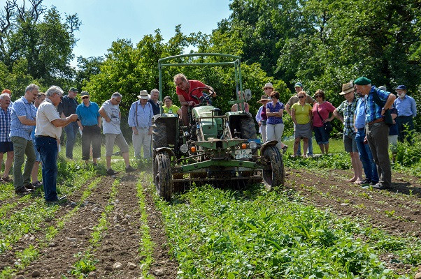 Biobauer und Stadtrat Johann Glück, hier auf seinem Traktor, bewertet die Ökomodellregion positiv – und stieß in der Sitzung auf Gegenwind.