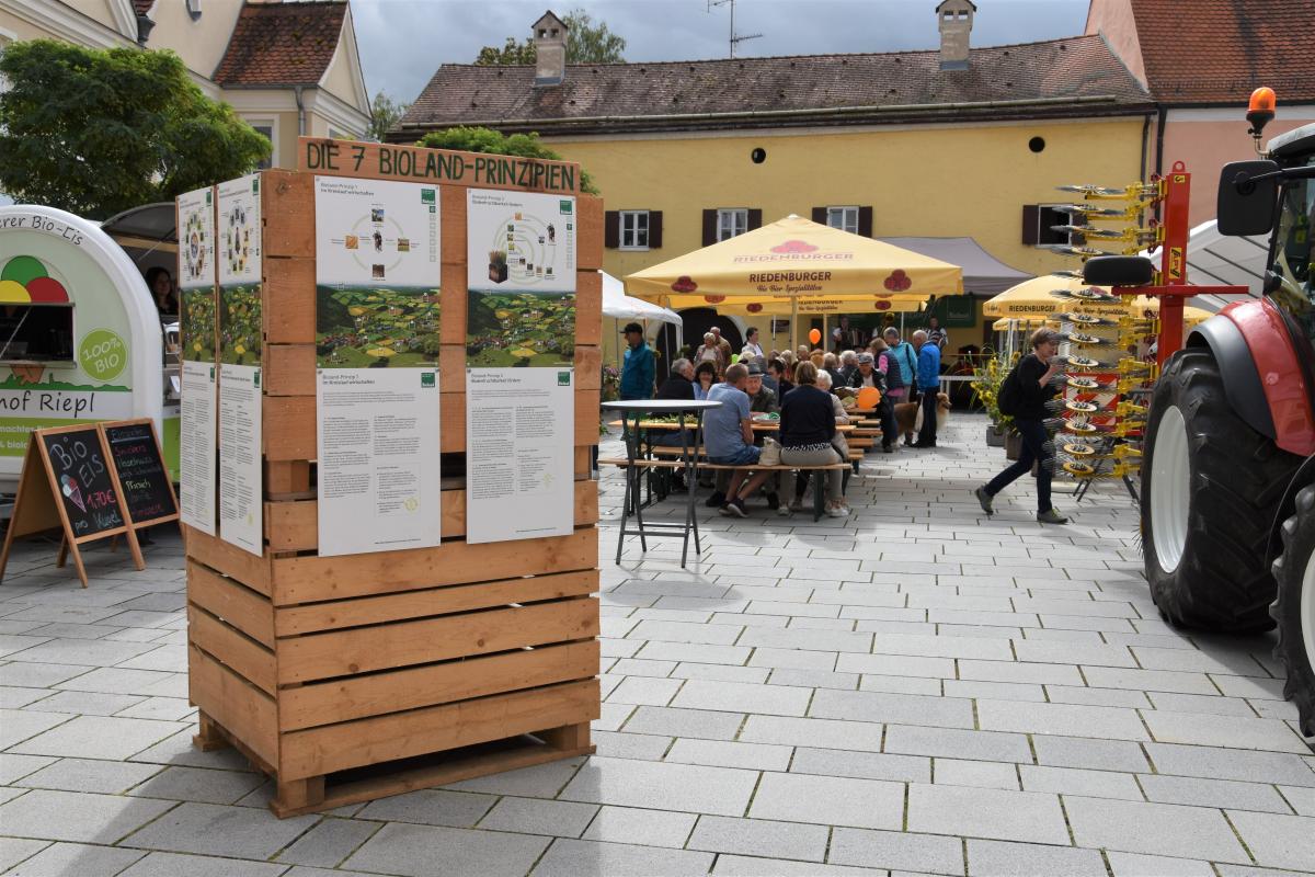 Bio-Stände am alten Markt in Kelheim