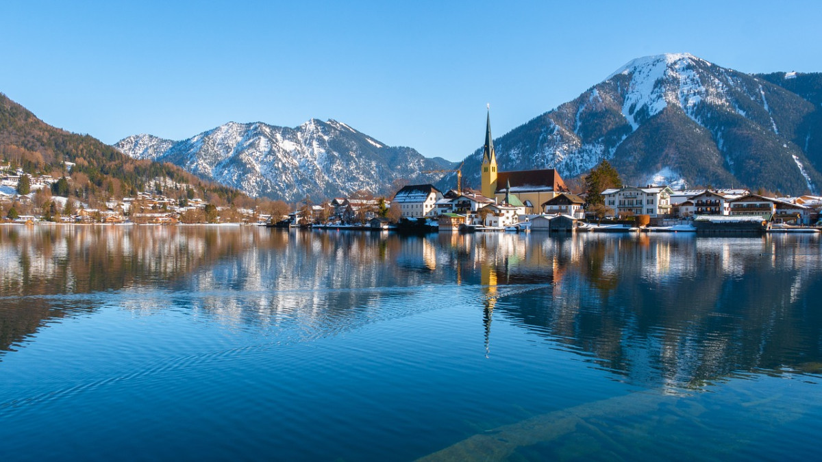 See und Berge und Kirche