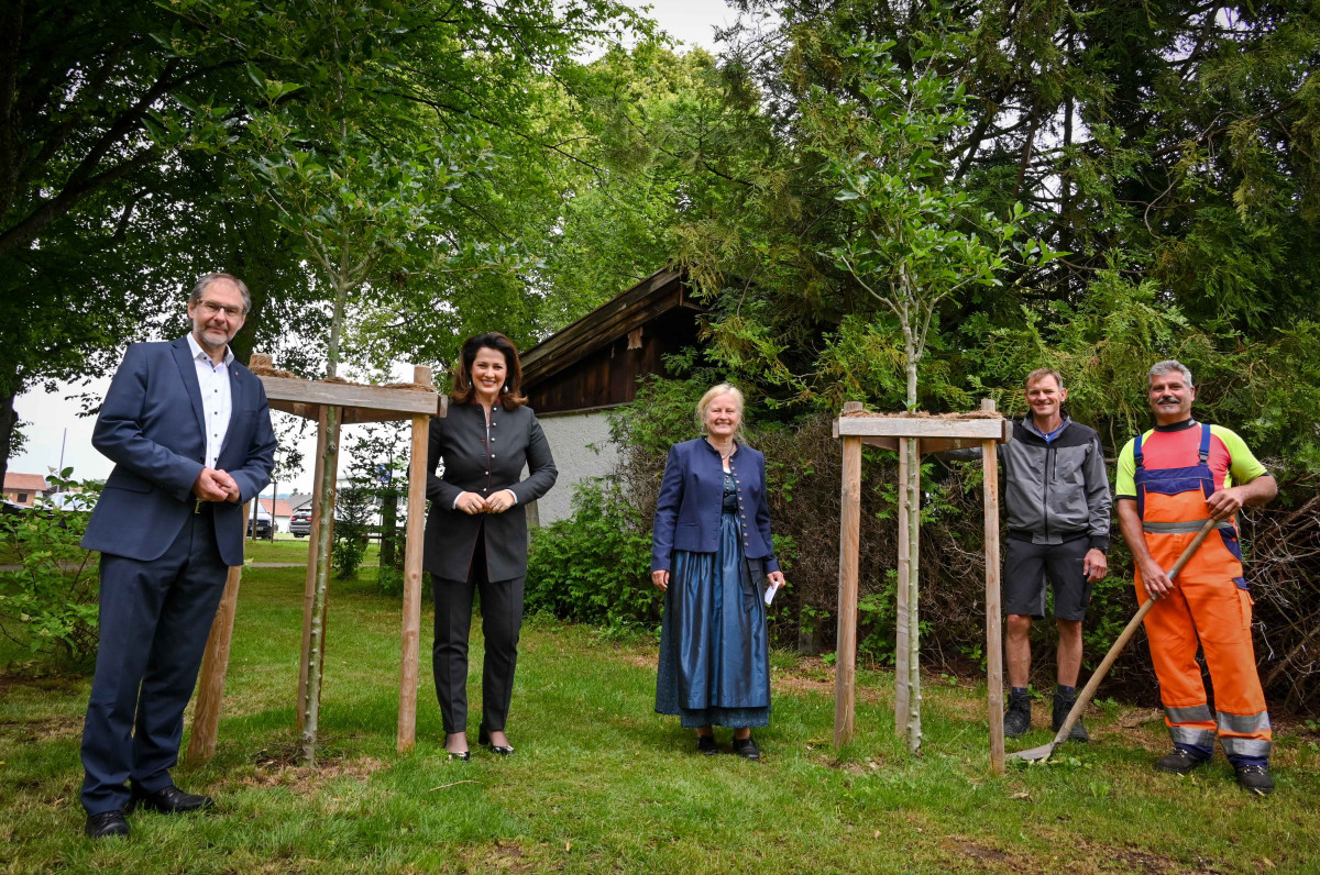 Thomas Gasser (Bürgermeister Teisendorf), Ministerin Michaela Kaniber, Marlene Berger-Stöckl (Projektmanagerin Waginger See Rupertiwinkel) und Bernhard Baumgartner (Bauhofmitarbeiter Teisendorf), Sepp Helminger (Bauhofmitarbeiter Tittmoning).