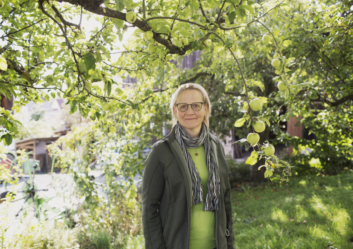 Claudia Hartmann im Garten des Biohofs Hartmann