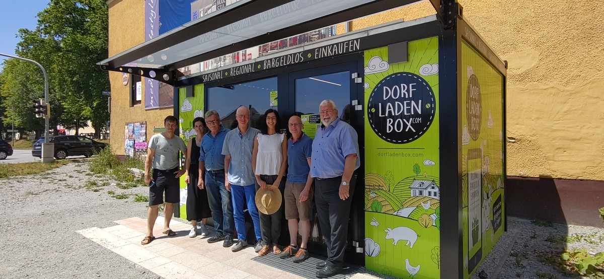 Teilnehmer der Exkursion vor der Dorfladenbox in Pfarrkichen