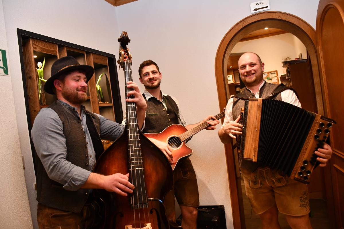 Die Musiker Beppe, Christoph und Andi brachten beim Sautanz Tanzbeine zum Schwingen.