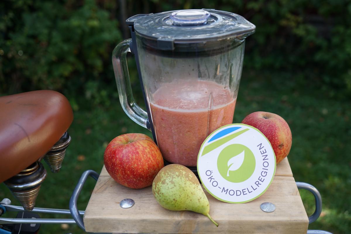 Mit dem Smoothie-Fahrrad der Öko-Modellregion entsteht ein köstlicher Bio-Saft