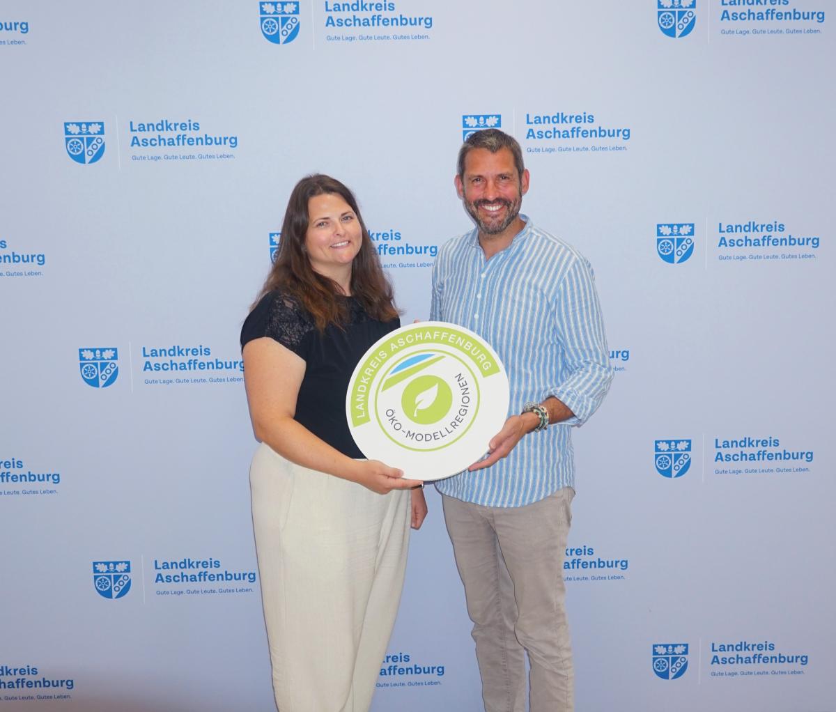 Projektmanagerin Inga-Maria Gräf und Landrat Dr. Alexander Legler