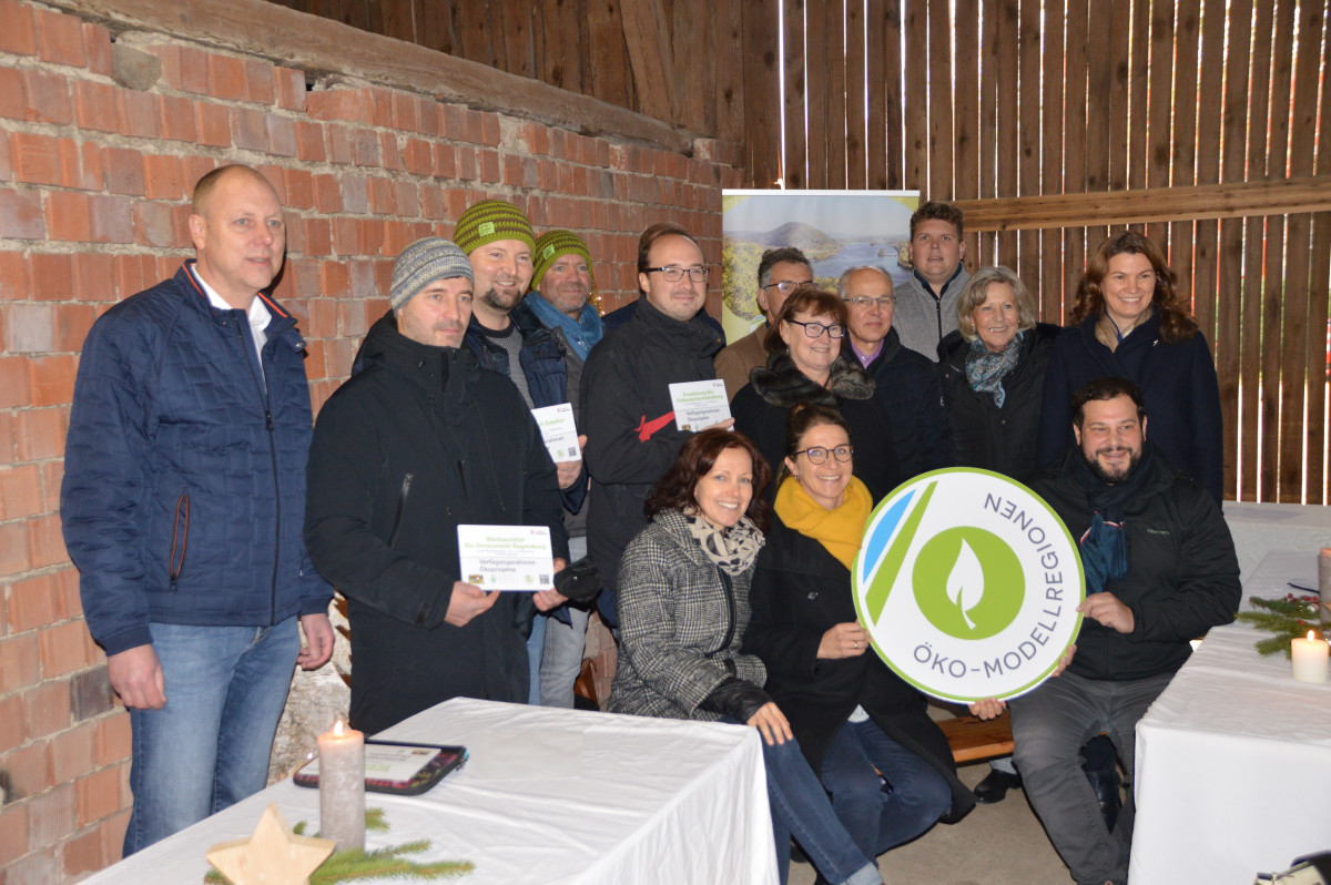 Gruppenfoto mit Landrätin Tanja Schweiger, den drei Öko-Modellregion Manager/innen und den Kleinprojektträgern