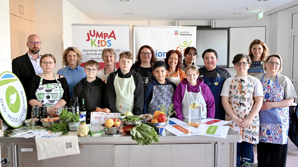 Gruppenfoto des Jumpakids Kochkurses mit Landrätin Tanja Schweiger & Astrid Freudenstein, 3. Bürgermeisterin der Stadt Regensburg