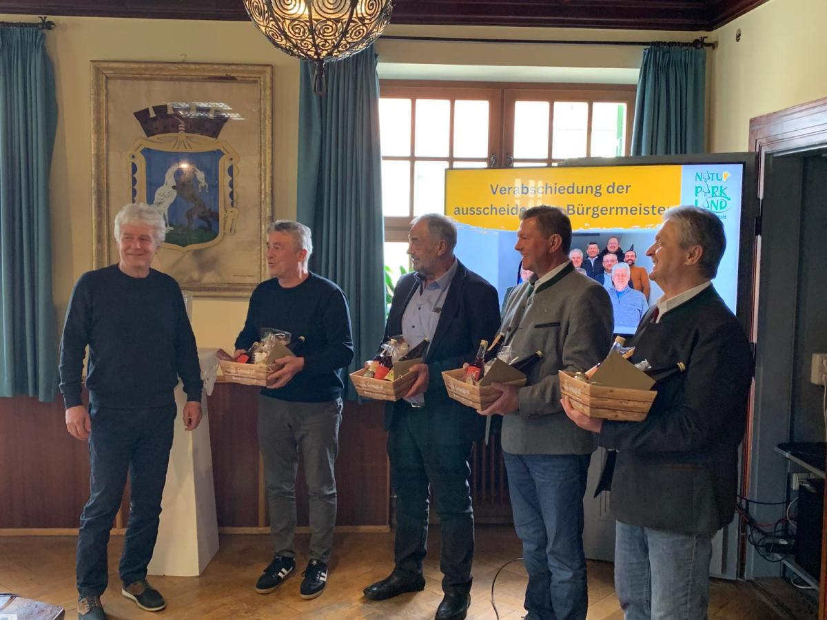 Männer bei Verabschiedung mit Geschenkkorb