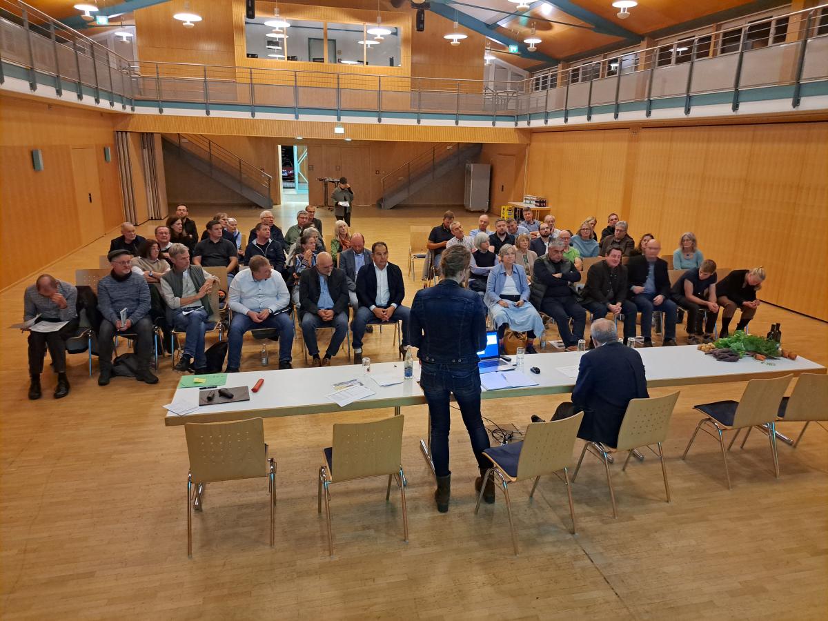 Bild der Teilnehmerinnen und Teilnehmer der interkommunalen Gemeinderatssitzung im Bürgerhaus Zolling