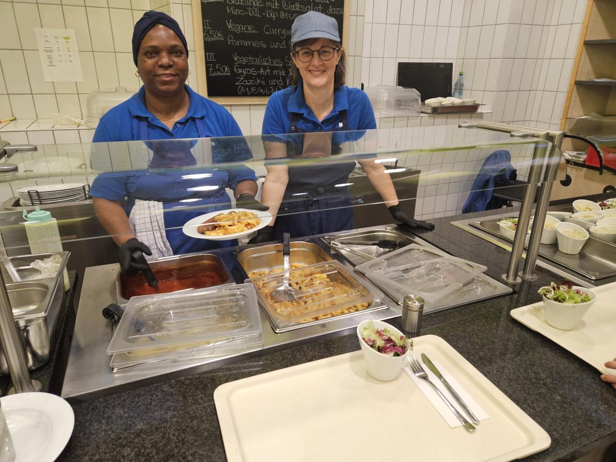 Umweltreferentin und Kantinenmitarbeiterin in Kantine