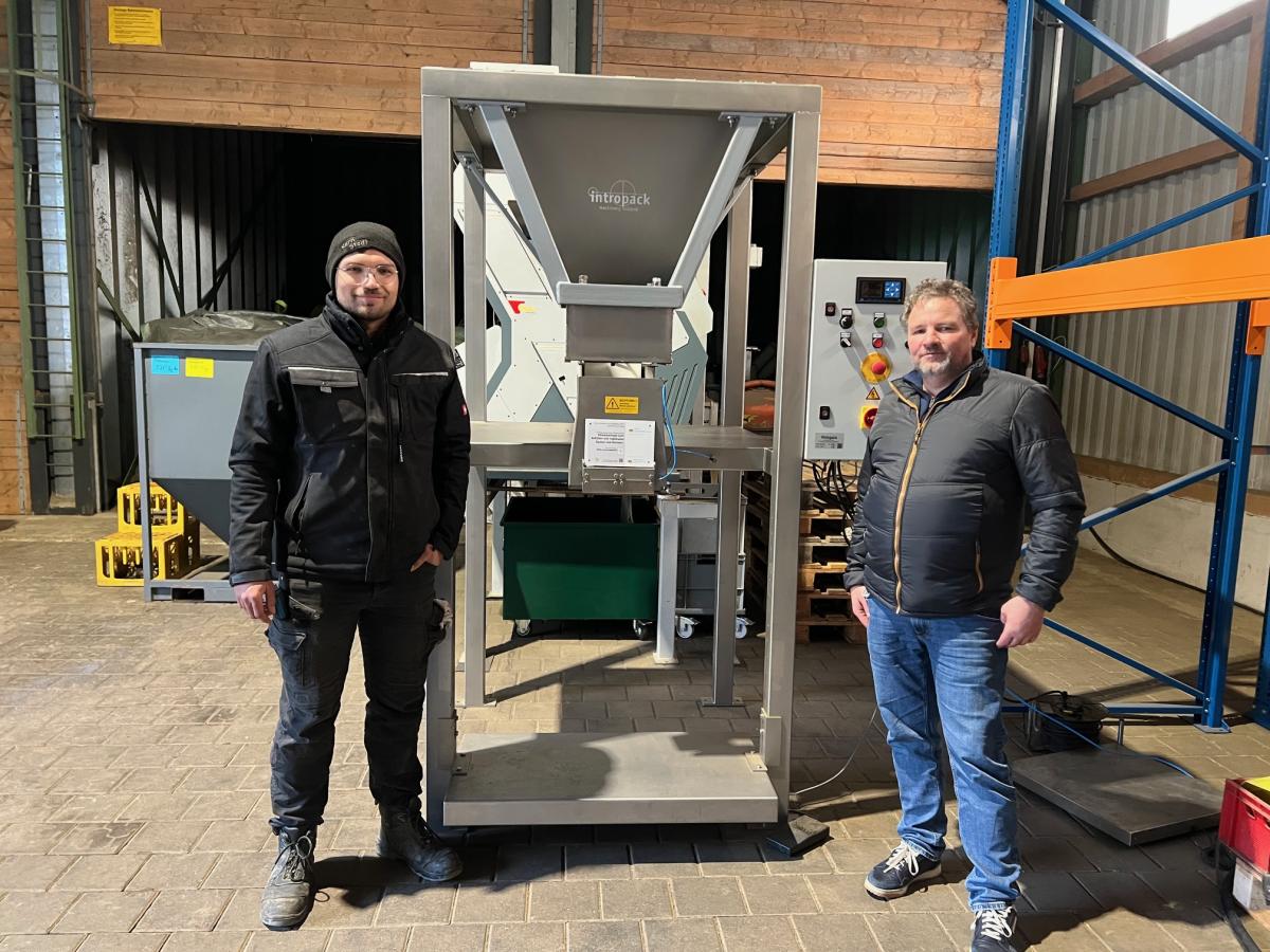 Niklas und Markus Hiermeier mit ihrer neuen Absackanlage
