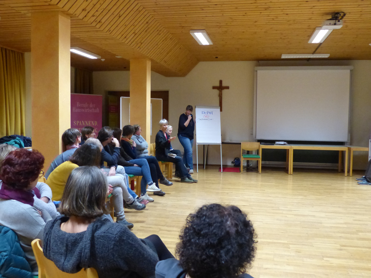 Solawi-Gründungsabend im November: Gemeinsam trifft die Gruppe Entscheidungen für die Organisation der ersten gemeinsamen Gemüsesaison.