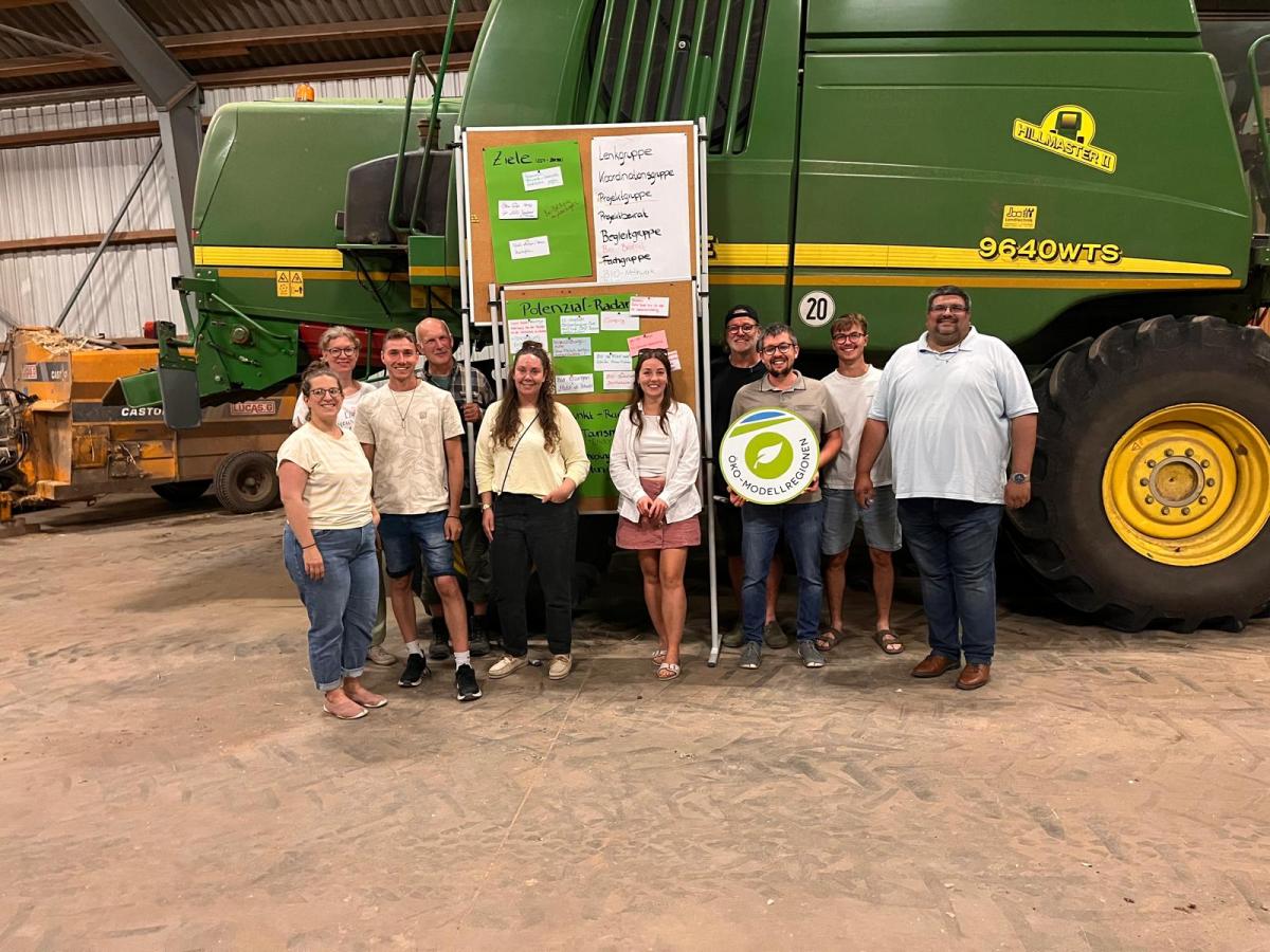 Die Projektgruppe der Öko-Modellregion Oberes Werntal zu Besuch auf dem Naturlandhof Wahler in Bergrheinfeld