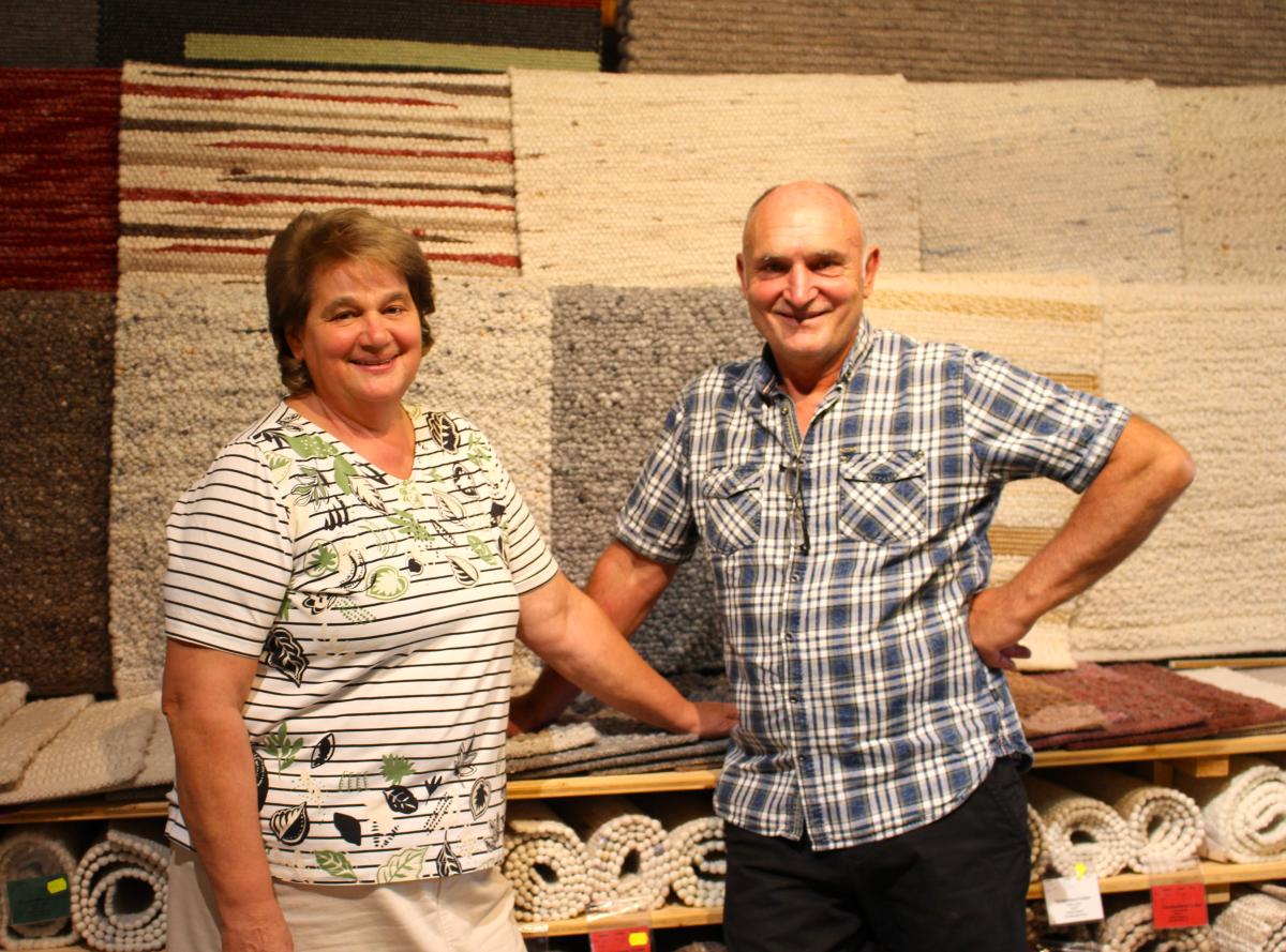 Georg und Anneliese vor ihren handgewebten Teppichen.