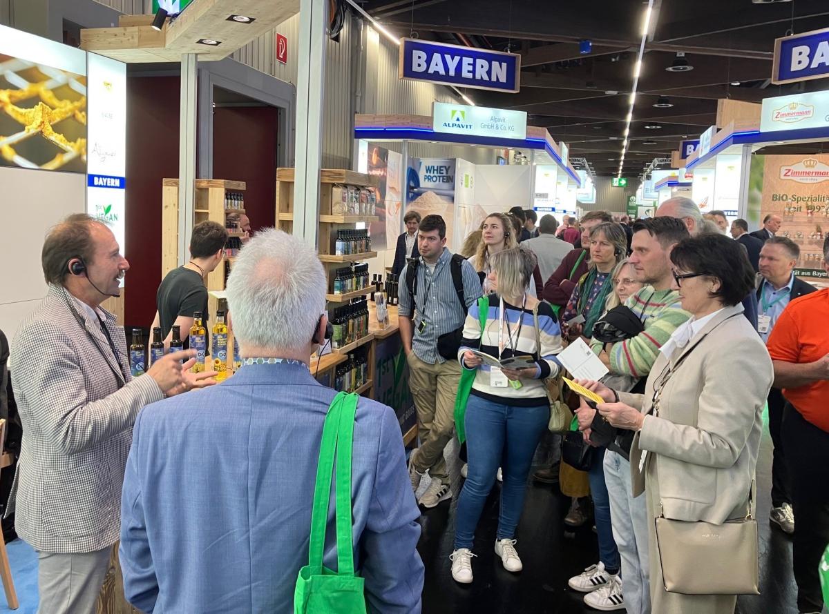eine Gruppe Einzelhändler und Erzeuger auf der BIOFACH
