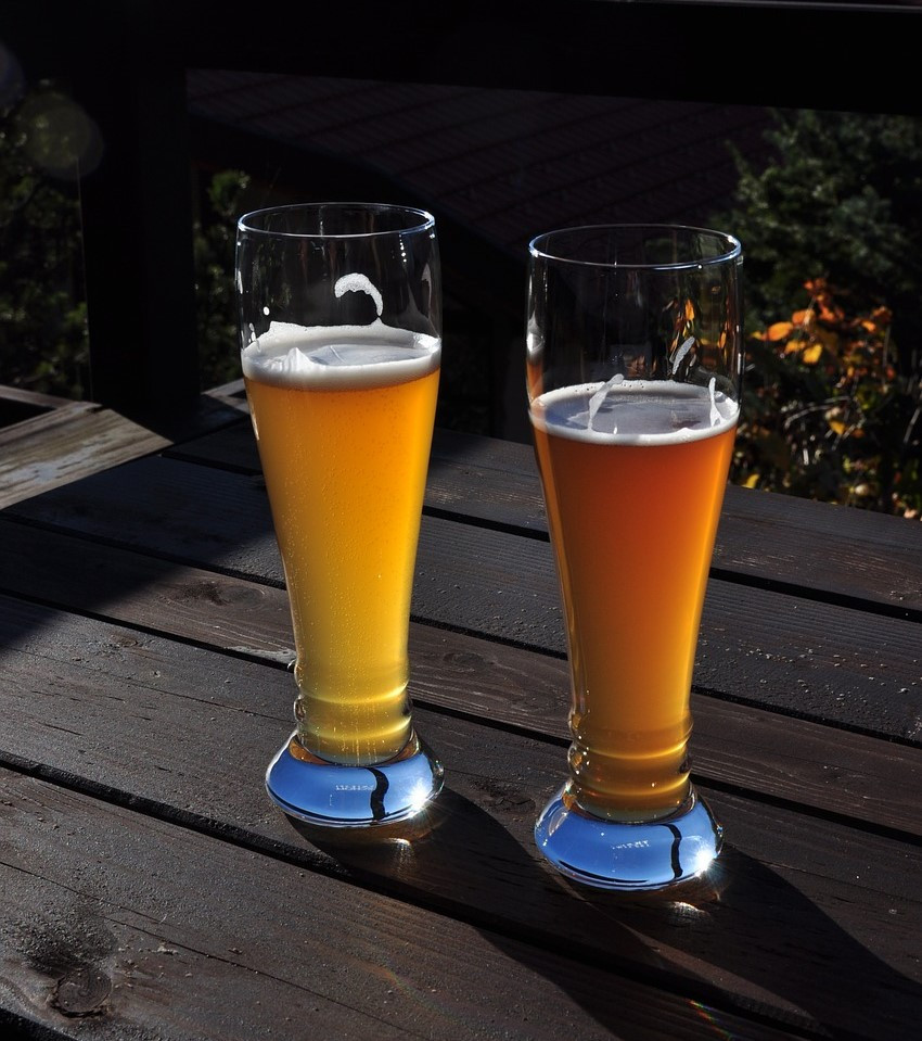Bier am Tisch in Biergarten