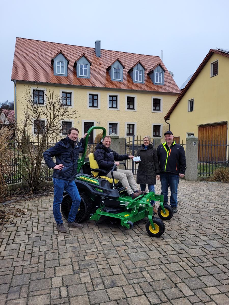 Das neue Mäh- und Mulchgerät für den Bio-Trüffel-Anbau der Familie Hofmann (rechts)