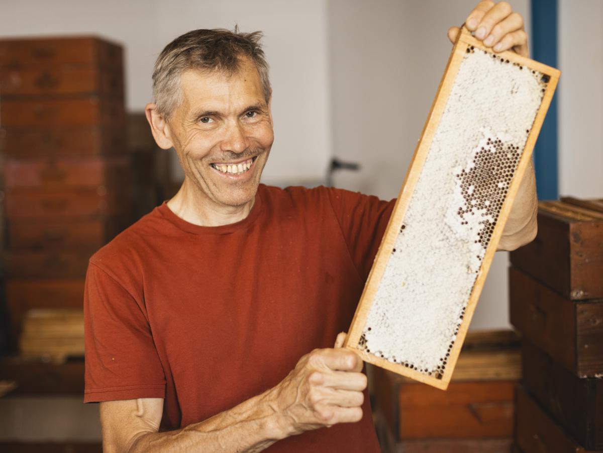 Alfons Bauer mit einem Honigrähmchen