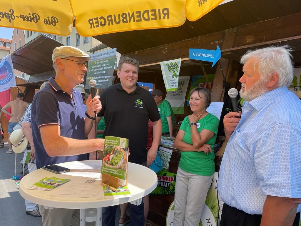 Bio-Landwirt Richard Schweiger bei der Fragerunde mit interessierten Bürgerinnen und Bürger