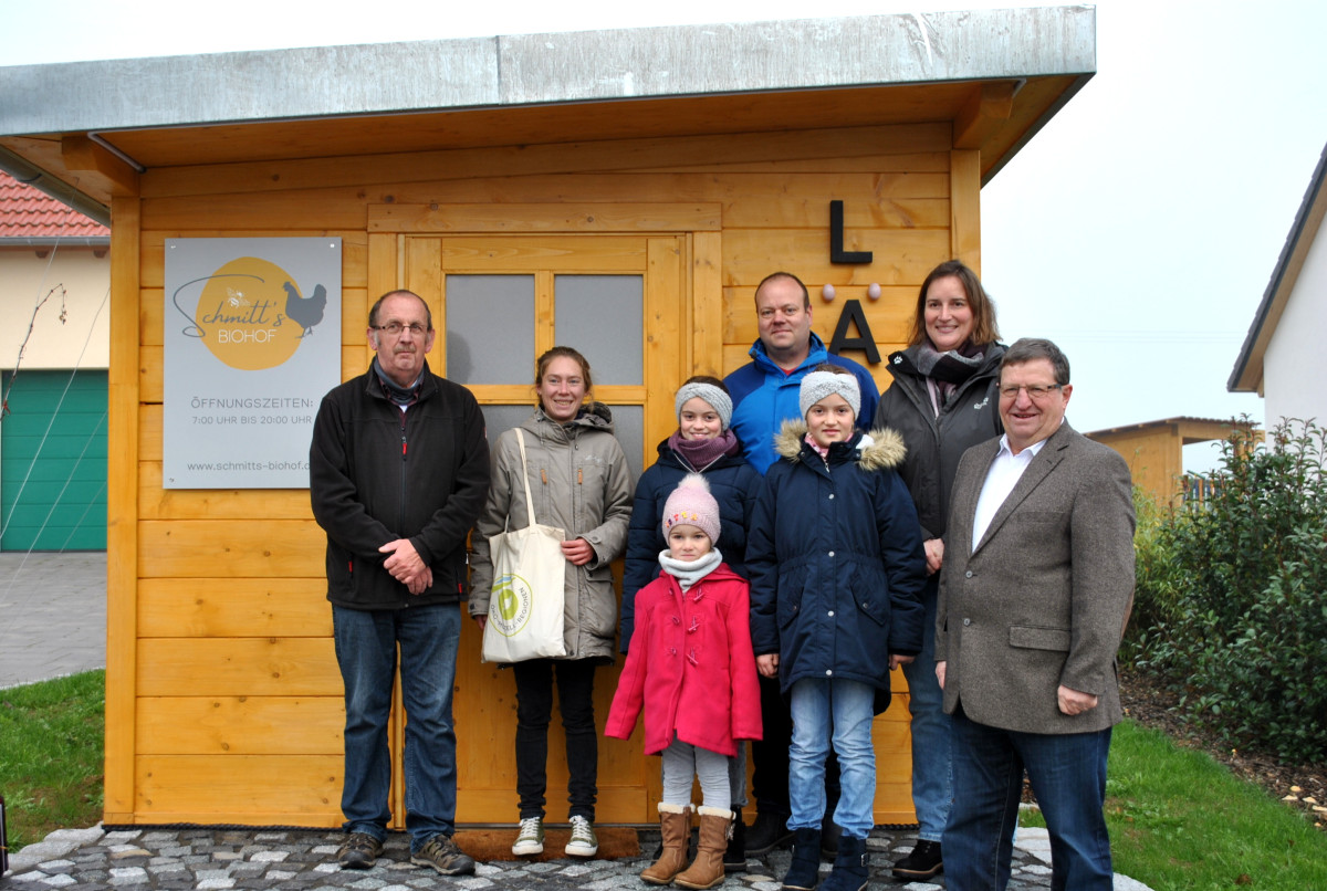 Hofladen mit Pfarrer, Öko-Modellregionsmanagerin, Familie Schmitt und Bürgermeister