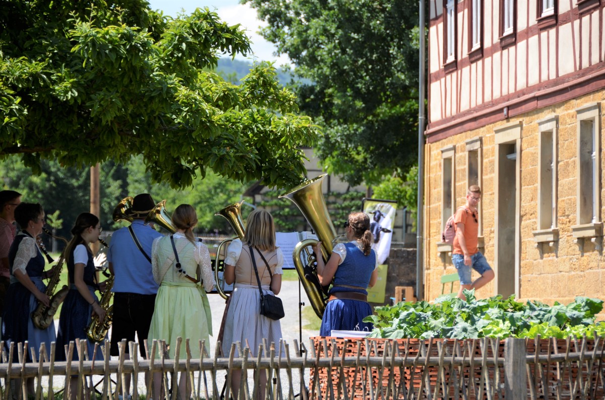 Musiker vor historischem Haus