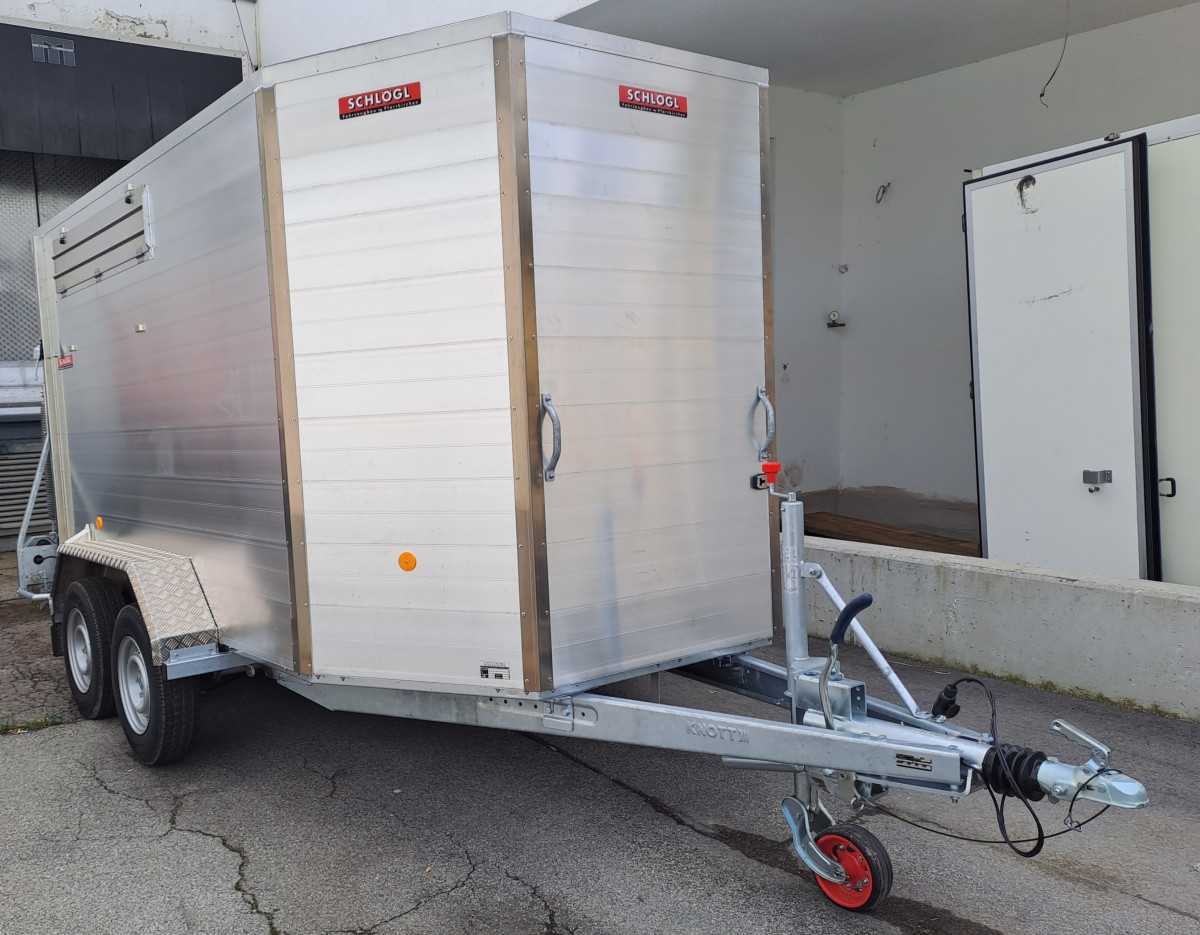 Der neue mobile Schlachtanhänger, den die Erzeugergemeinschaft Schlachtvieh Traunstein mit Unterstützung der Ökomodellregion Waginger See-Rupertiwinkel erworben hat.