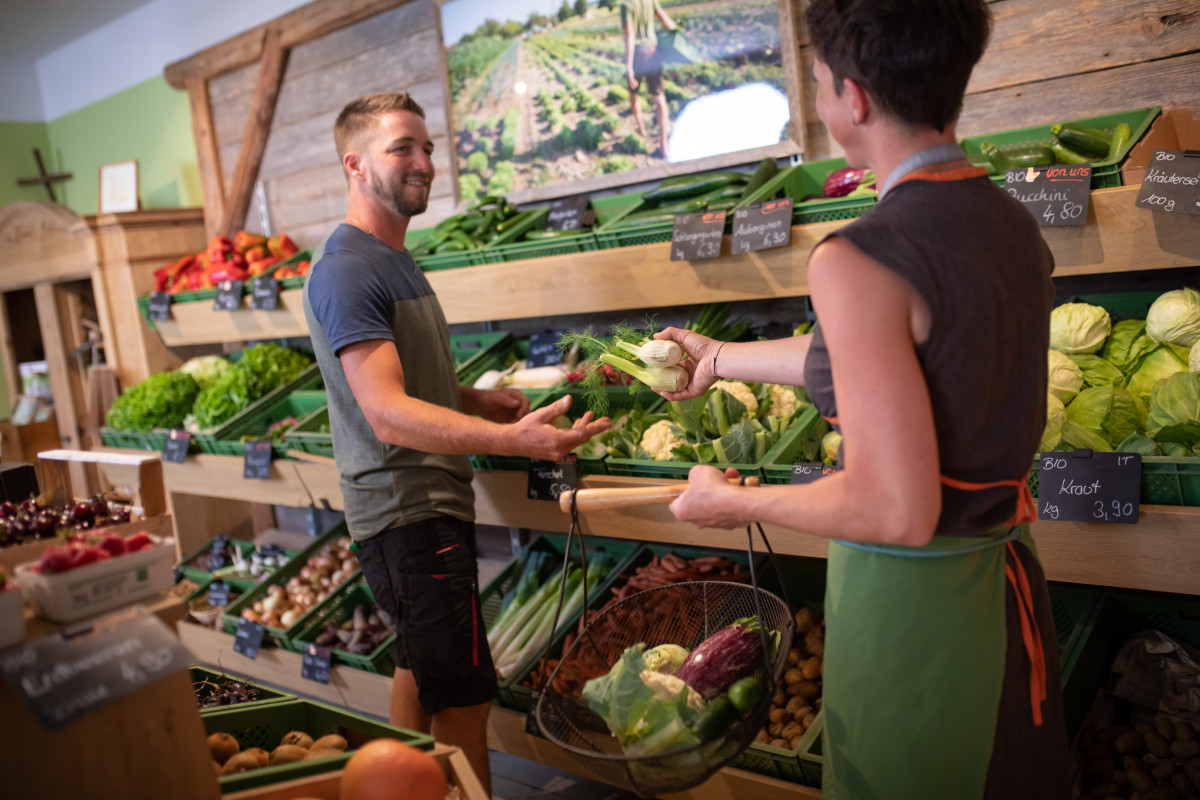 Wie man die Kombination aus regional vernetzter Bio-Landwirtschaft und Bio-Vollsortimentladen zu einem nachhaltigen Erfolgsmodell machen kann, zeigt der Bio-Michi aus Kirchanschöring, hier in seinem Ladengeschäft.