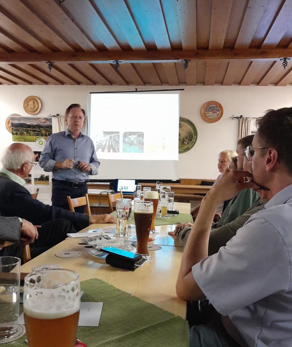 Prof. Kurt-Jürgen Hülsbergen, Lehrstuhl für Pflanzenbausysteme und Ökolandbau der TUM, während eines Referats über die Umwelt- und Klimaschutzleistungen des ökologischen Landbaus.