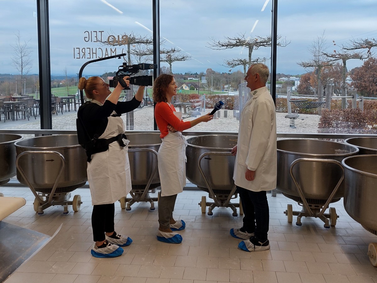 Der Bayerische Rundfunk in der gläsernen Bäckerei der Biobäckerei Wagner