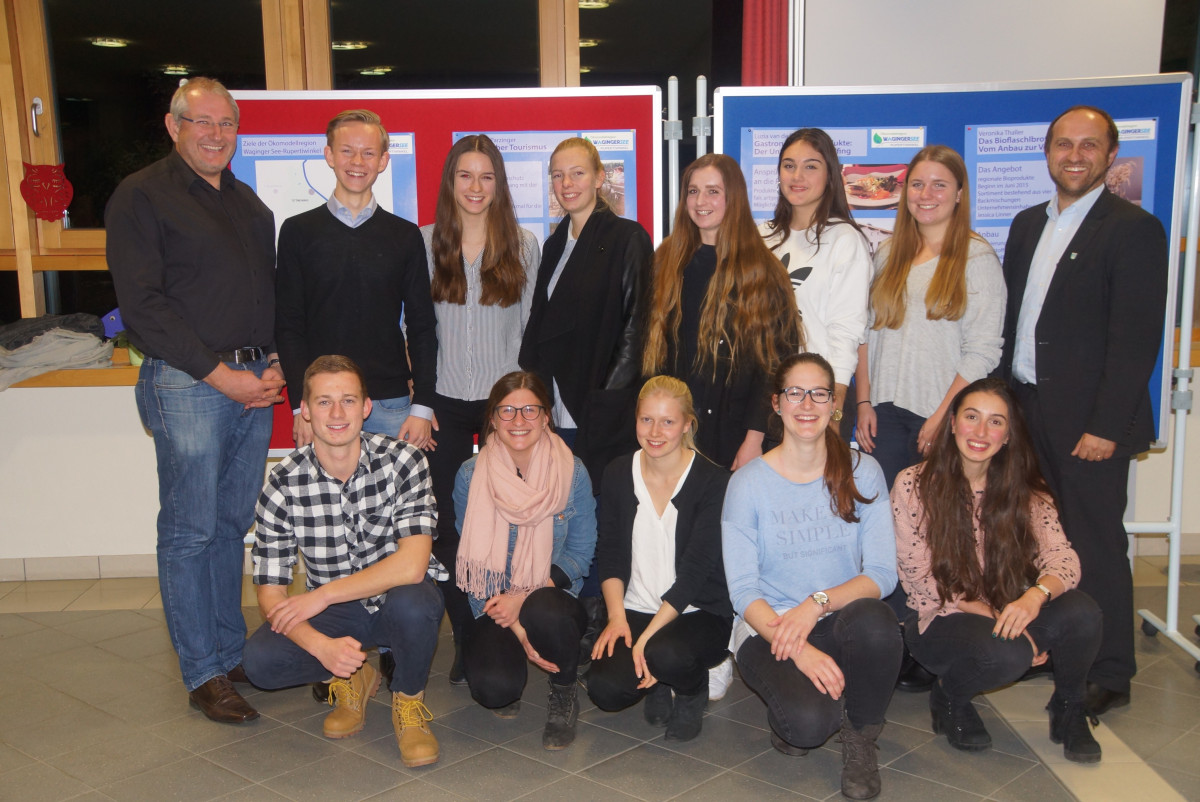 Erleichterung und Freude nach der Präsentation - hintere Reihe von links: Seminarleiter Helmut Floder, Anton Steinberger, Veronika Thaller, Viktoria Enzinger, Pauline Zeitel, Tatjana Eckert, Johanna Parzinger und Bürgermeister Hans-Jörg Birner.