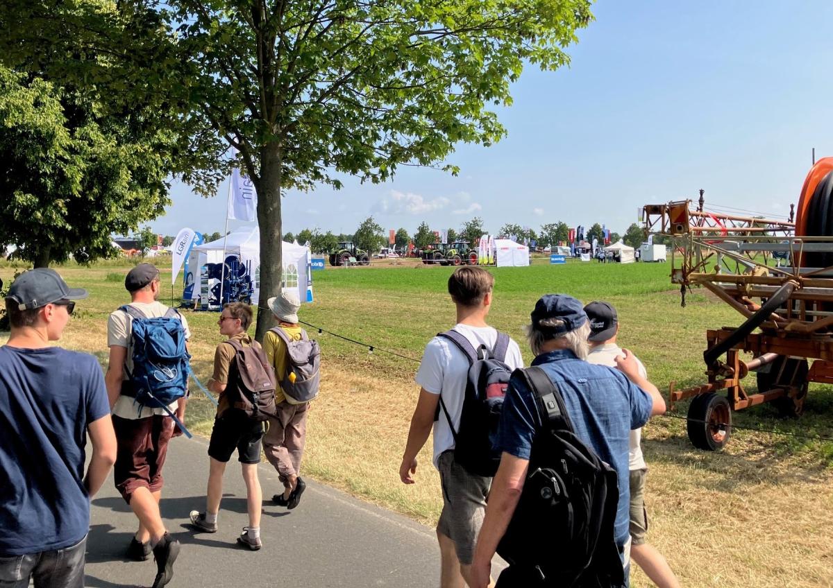 Teilnehmer der Busreise auf dem Weg zur Ausstellung