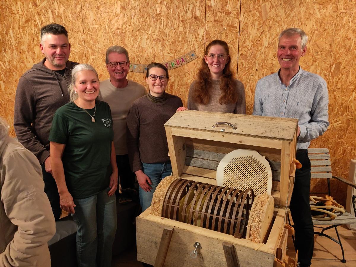 Die Familie Knott, Bürgermeister Georg Hatzesberger, Öko-Modellregionsmanagerin Pia Auberger sowie die beiden Vortragenden Katharina und Andreas Heidinger freuen sich über die gut besuchte Veranstaltung