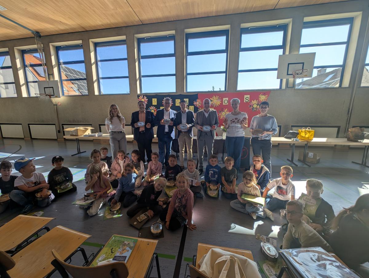 Klasse 1 b von links stehend: Klassenlehrerin 1b Oxana Schuster, Mario Grimm, Bürgermeister Mirko Ketz, Matthias Lesti, Landrat Dr. Klaus Metzger, Elisabeth Birkmeir, Regina Roland