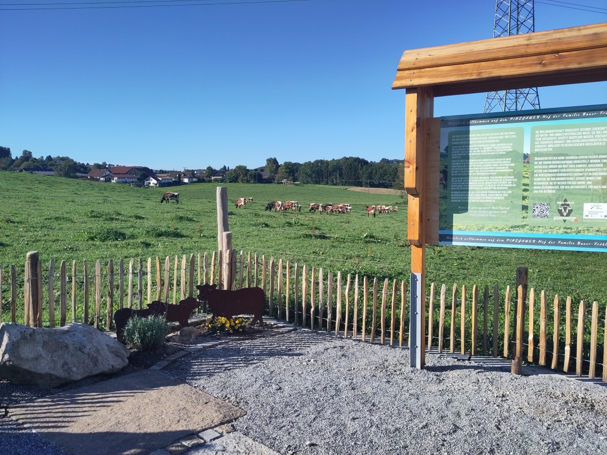 Sitzplatz mit Hinweistafel an der Weide von Andrea und Robert Bauer-Fröhler