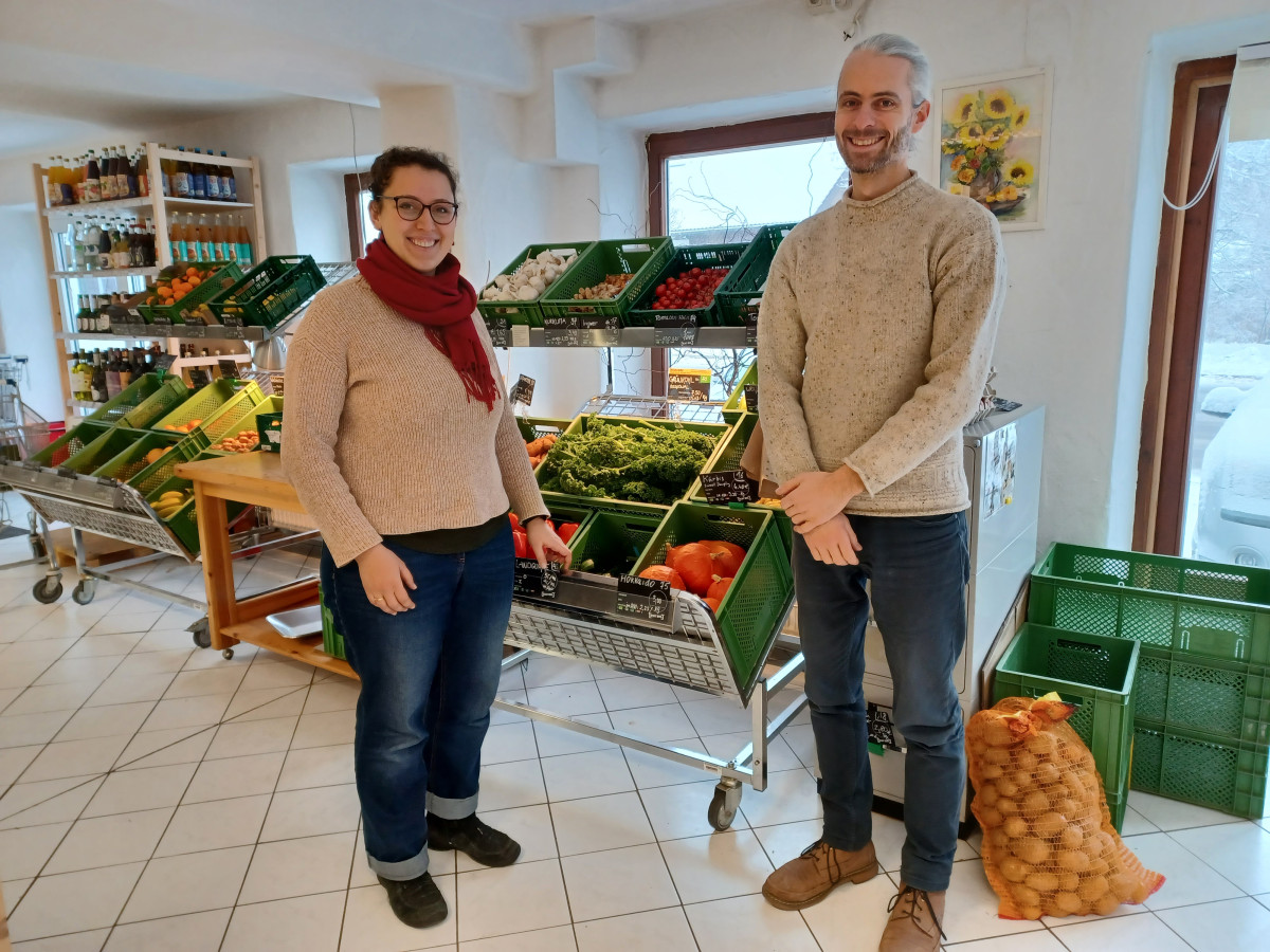 Patricia Oliva-Tsiskadze und Inhaber Benjamin Schreyer im Bioladen Lokalwaren Rothkreuz